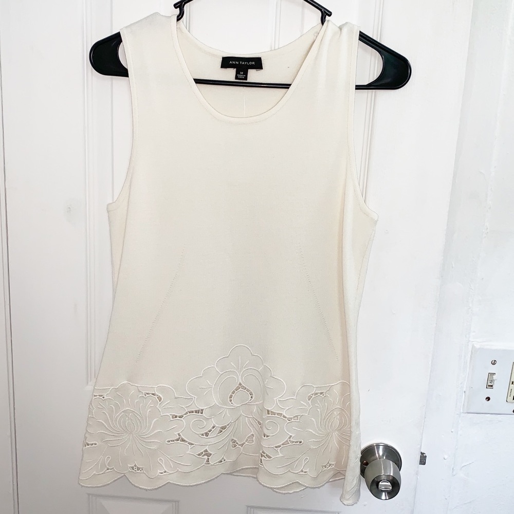 NWT Ann Taylor white embroidered blouse. Size M